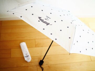 100均NEWS　モノトーンの雨具は夏のお出かけにぴったり