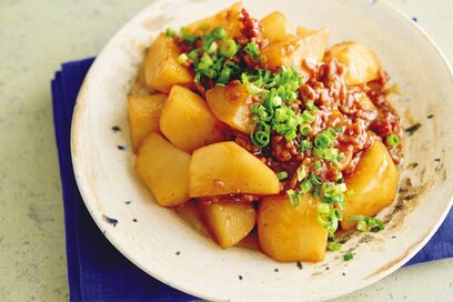 甘辛タレが激うま！「ジャガイモのそぼろあん」レシピ。レンチンで時短＆味しみ効果も絶大