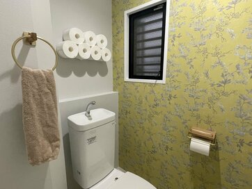 トイレのリフォームで取り入れてよかった「褒められアイテム」。ストックは見せる収納でおしゃれに