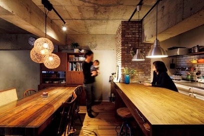 【マンションリノベ事例】80㎡超の空間を木とモルタルとレンガで心地よく。アメリカ帰りの夫婦の住まい