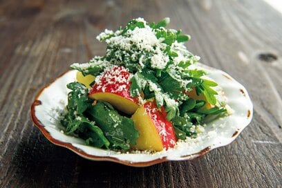 缶詰でお手軽な「サバの和風キーマカレー」。副菜にリンゴと春菊のサラダを添えて