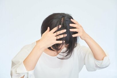 花粉は髪にもついている。美容師が教える「家に入る前にしたほうがいいこと」