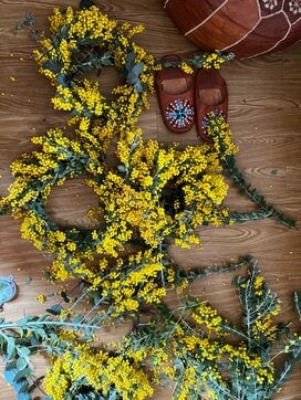 庭に咲いたミモザでリースづくり。ご近所さんとの粋な物々交換も＜暮らしっく＞