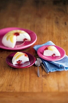 ボウルひとつでつくるヨーグルトババロア。桃やイチゴの断面がキュート