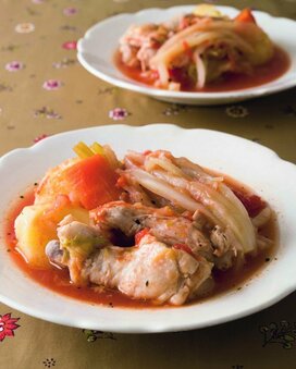 白菜を洋風な煮物に！白菜と鶏手羽元のトマト煮