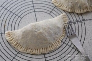 閉じ目をフォークの背でくっつけて