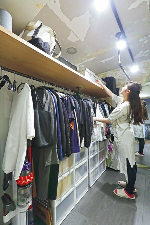 ウォークインクローゼットで片づけをするパートナー