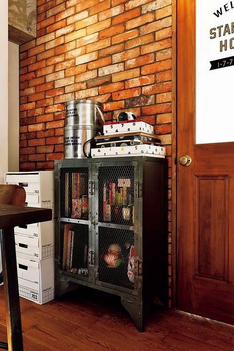 タイルの壁と調和する武骨なロッカー