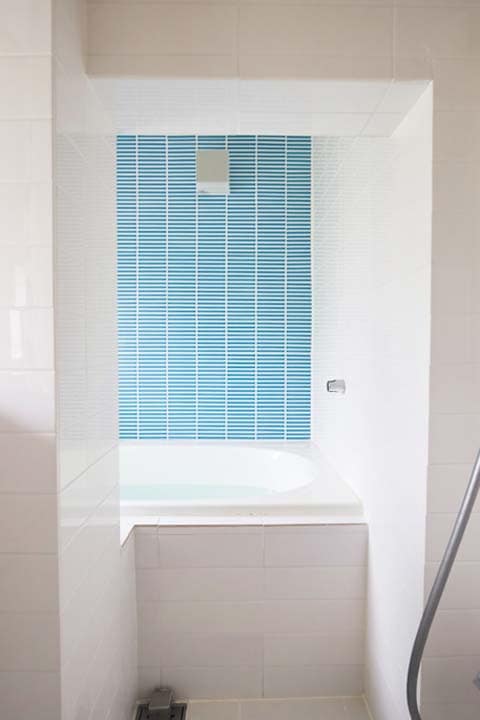 ブルーのタイルが映える在来工法の浴室