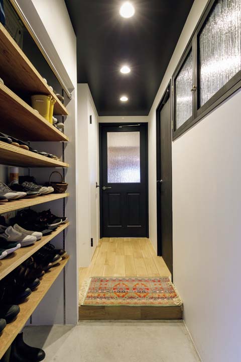 オープン棚のある玄関