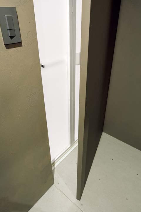 味気ない浴室ドアを目隠しする開き戸