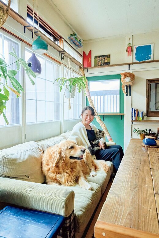 犬と猫とリビングで過ごす人