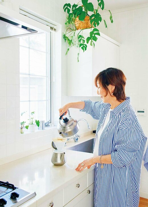 お茶を注ぐ女性