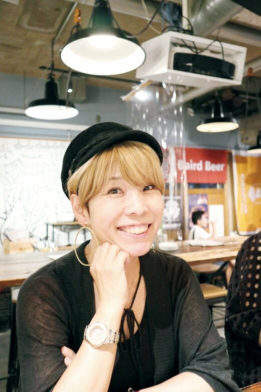 金髪で笑顔をこちらにむける化け子さん