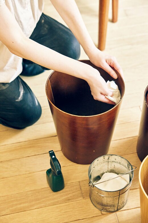 ゴミ箱をふく人