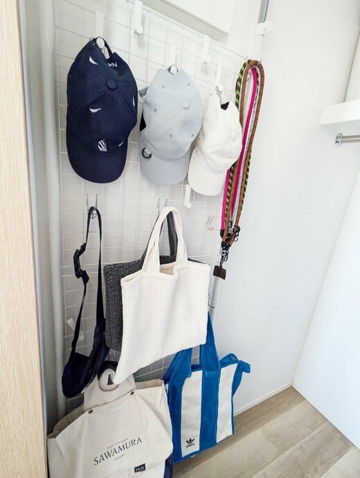 ワイヤーネットに引っかけて収納されている帽子やバッグ