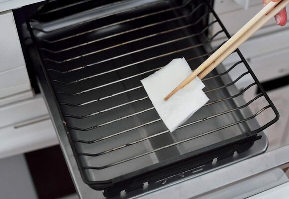 網に酢を塗ってから魚を焼くと、こびりつかずパリッ