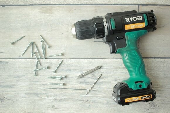 適当な長さのビスを数本