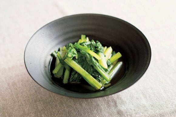 コマツナを、塩としょうゆでサッと煮るだけ