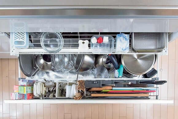 シンク下には、ザルやボウル、パスタ鍋が。