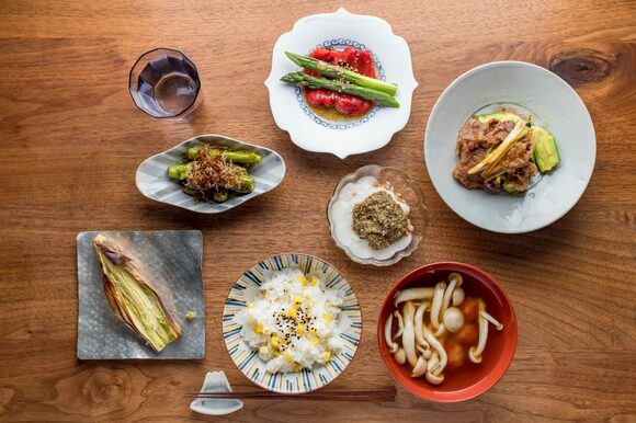 定番の中鉢と個性的な小鉢を組み合わせた食卓