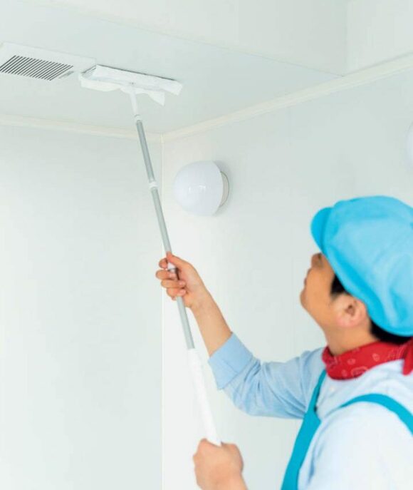 エタノールで天井をふく様子