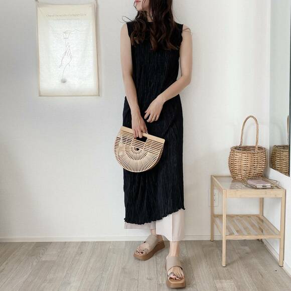 プリーツワンピースに重ねたコーデ