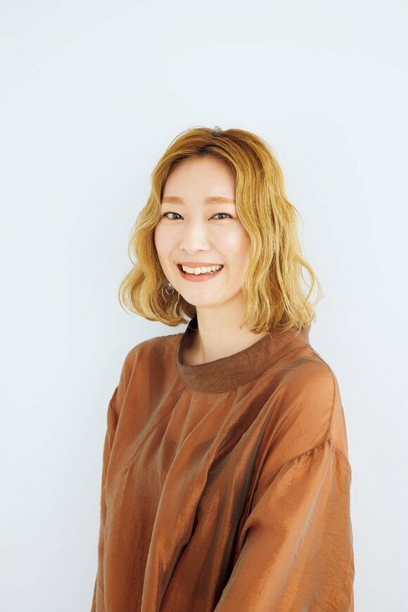 ブラウンシャツ女性