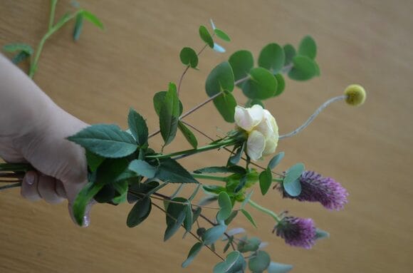 (1) ベースのグリーンを長めに持ちます。