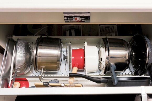 しまう位置がひと目でわかるキッチンの鍋収納2