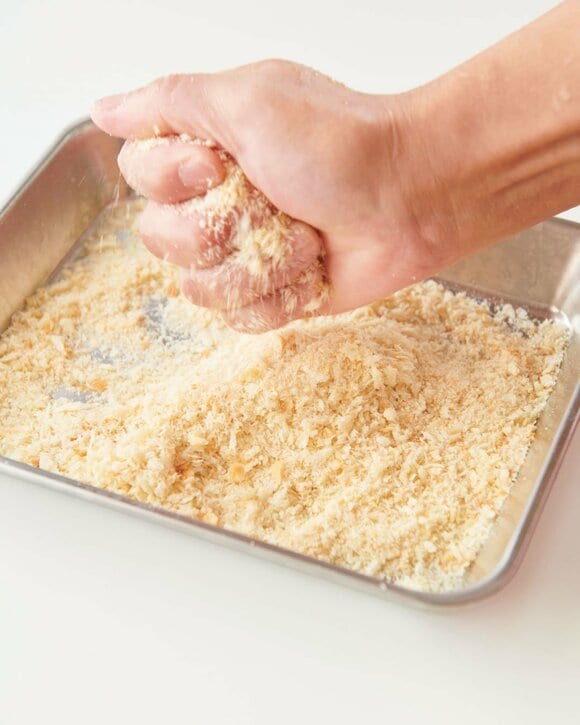 パン粉をにぎる