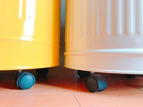 ゴミ箱は2つとも100円ショップで買ったキャスターつき