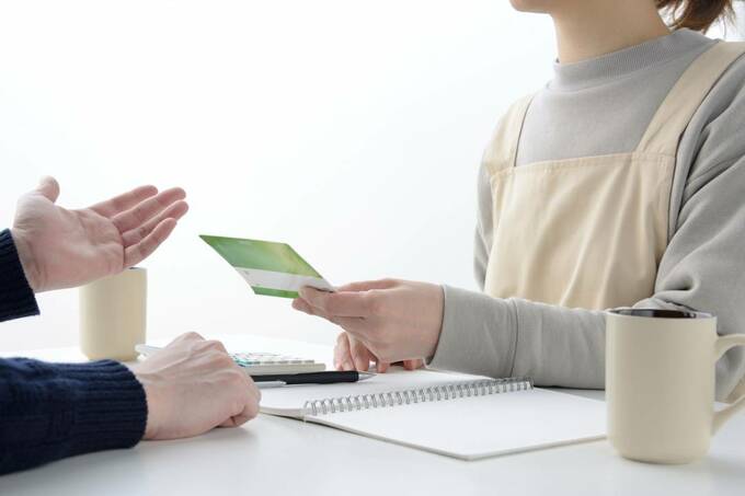 通帳を持つ様子