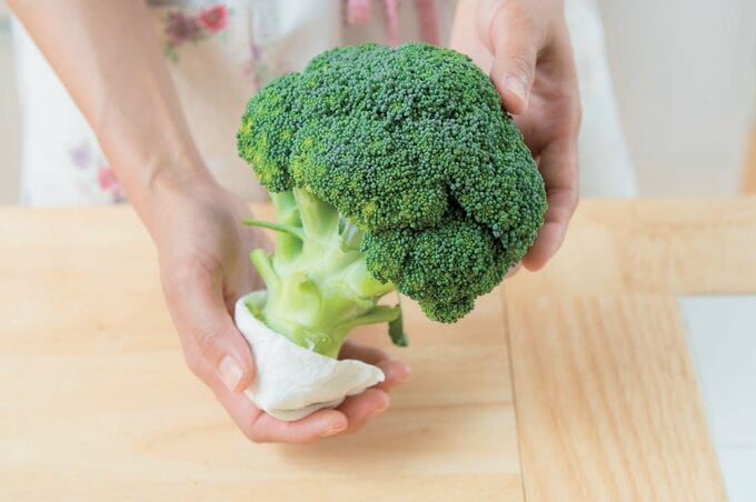 ブロッコリーにペーパータオルを巻いた様子