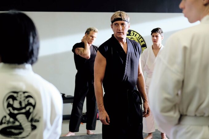 男性のまわりにたくさんの人