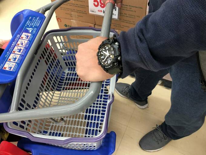 スーパーのカートを握る様子
