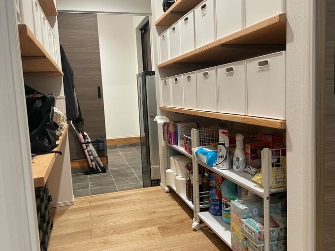 キッチンからパントリーを見る