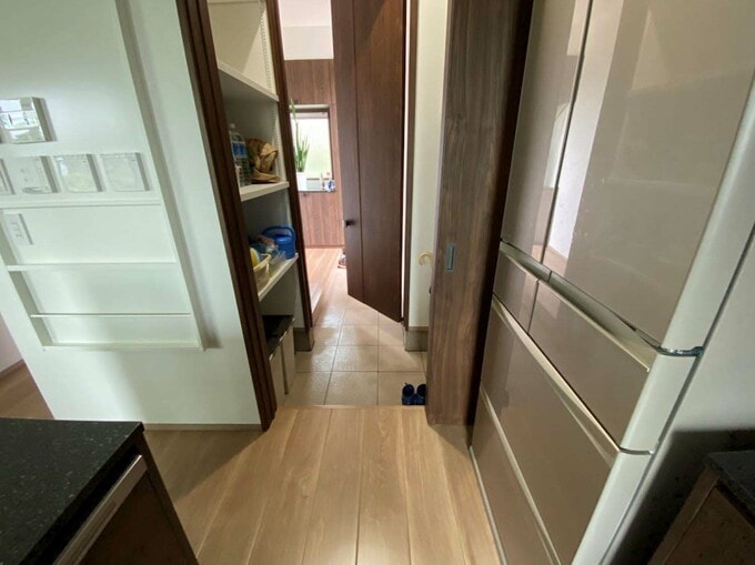キッチンから玄関への通路