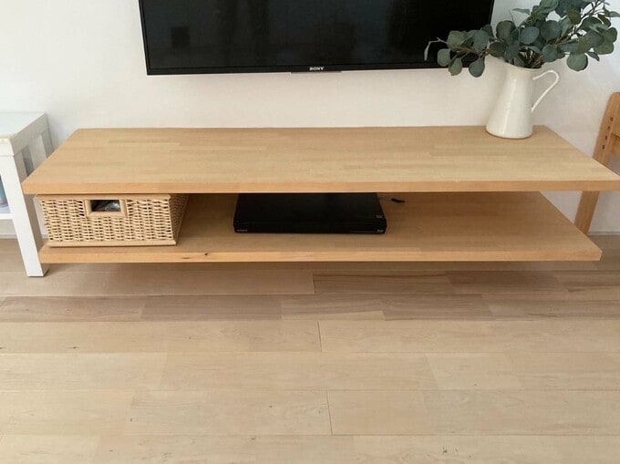 造作のテレビボードには天然木の集成材を使用
