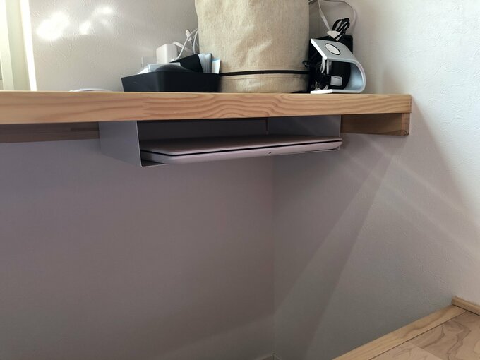 カウンターの下にTOWERのラックを設置