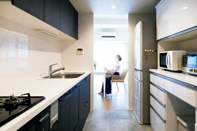 サニタリーからリビングダイニングまで一直線につながる通路