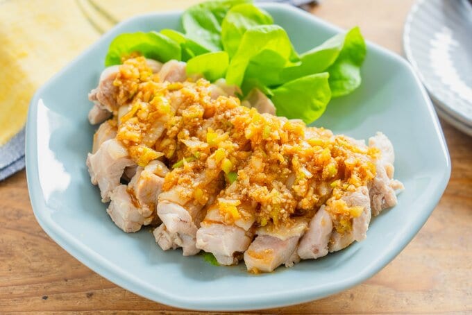 茹でた鶏肉にトッピングする