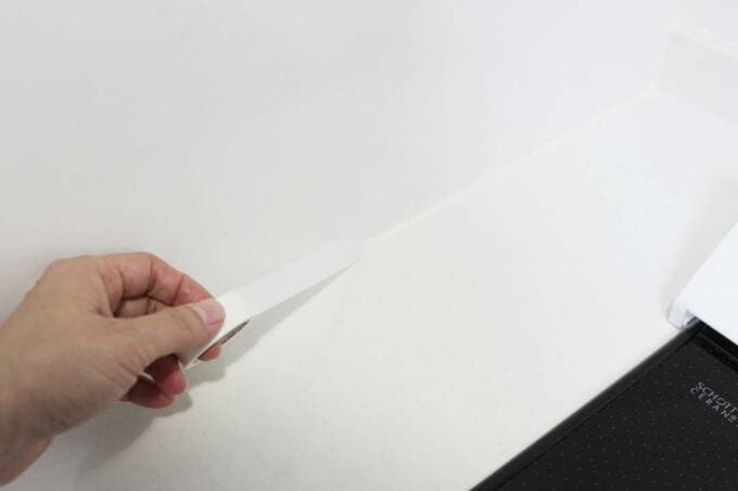 テープをはる様子