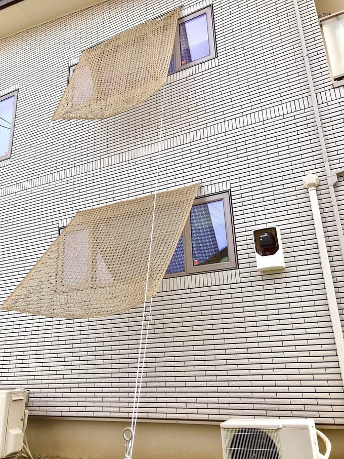 西側の窓にサンシェードを取りつけ