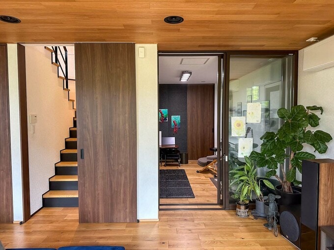 リビングから階段と趣味室を見る