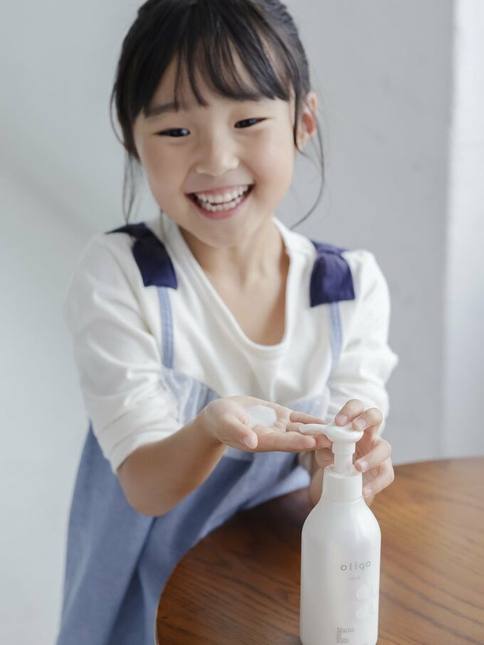 ボトルを押す子ども