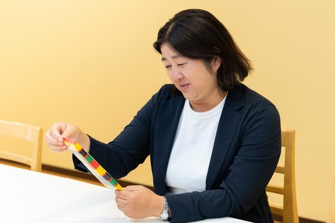 パッケージを見る女性