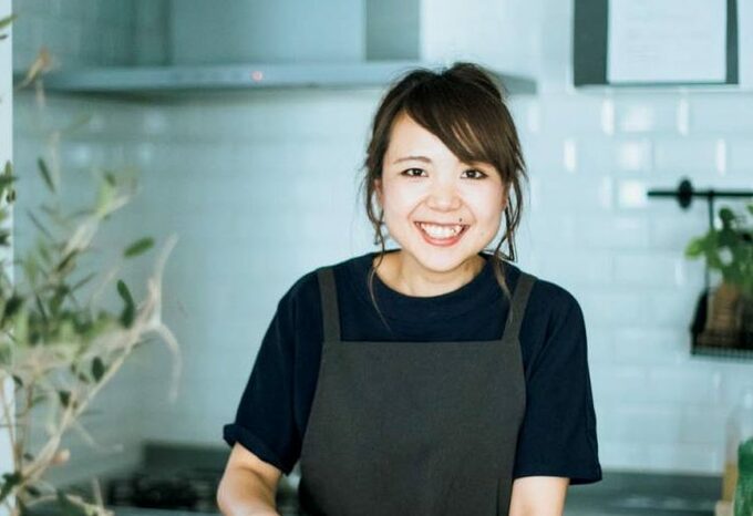 エプロンを着た女性