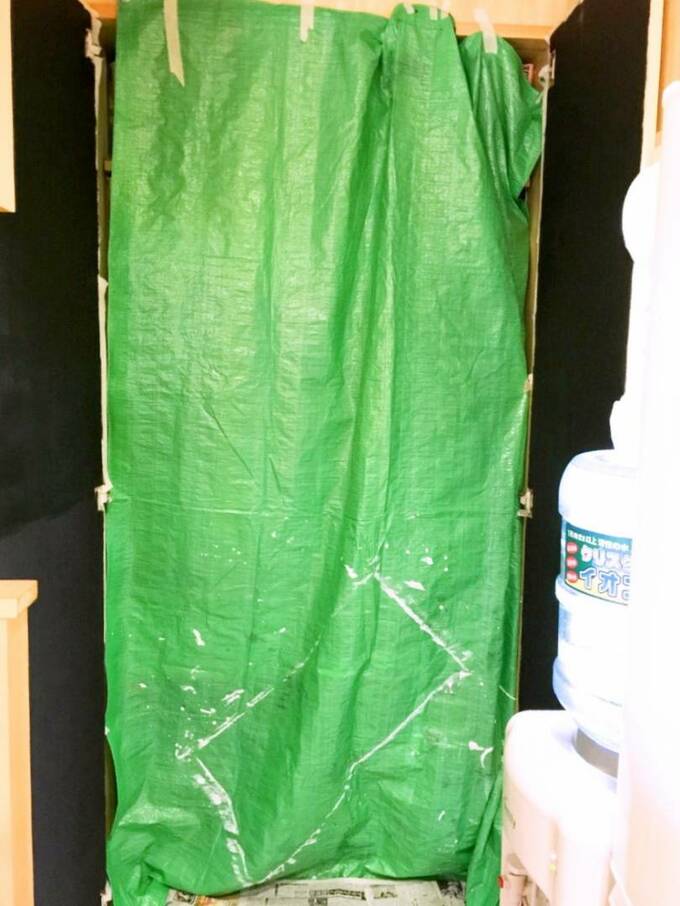 棚の中身をビニールシートとマスキングテープで養生