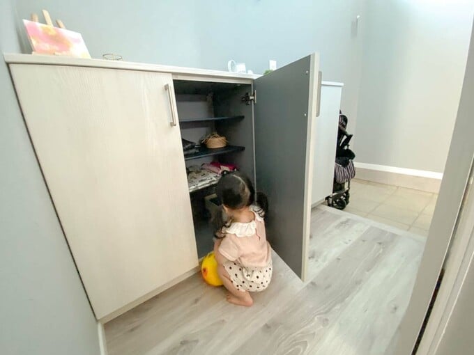 玄関収納と子どもの後ろ姿